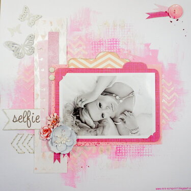 Selfie - monochromatic layout