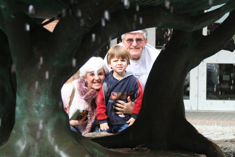 Mike, Nana and Poppa in fountain