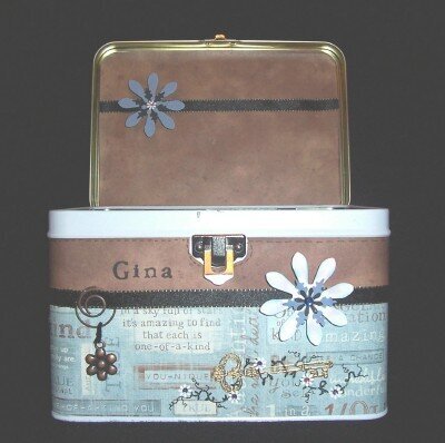 altered tin purse - front with lid open