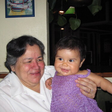 abuelita y yo en chilis (mayo 06)