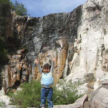 Itzel en la cascada