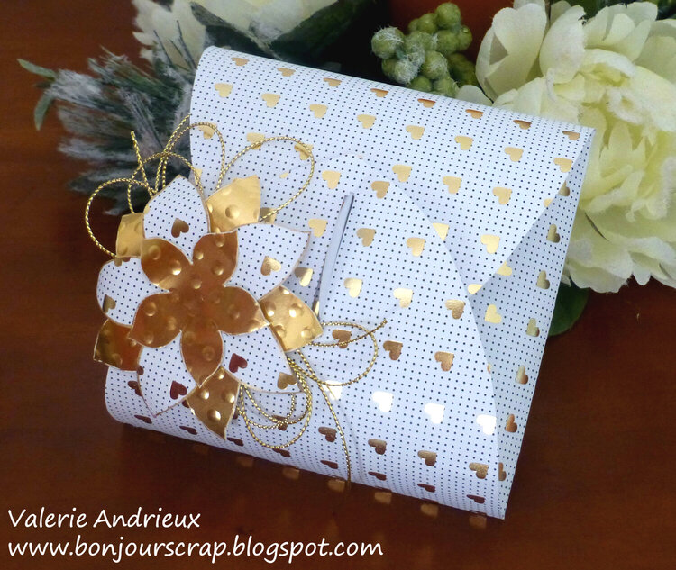 White and gold Christmas favor box