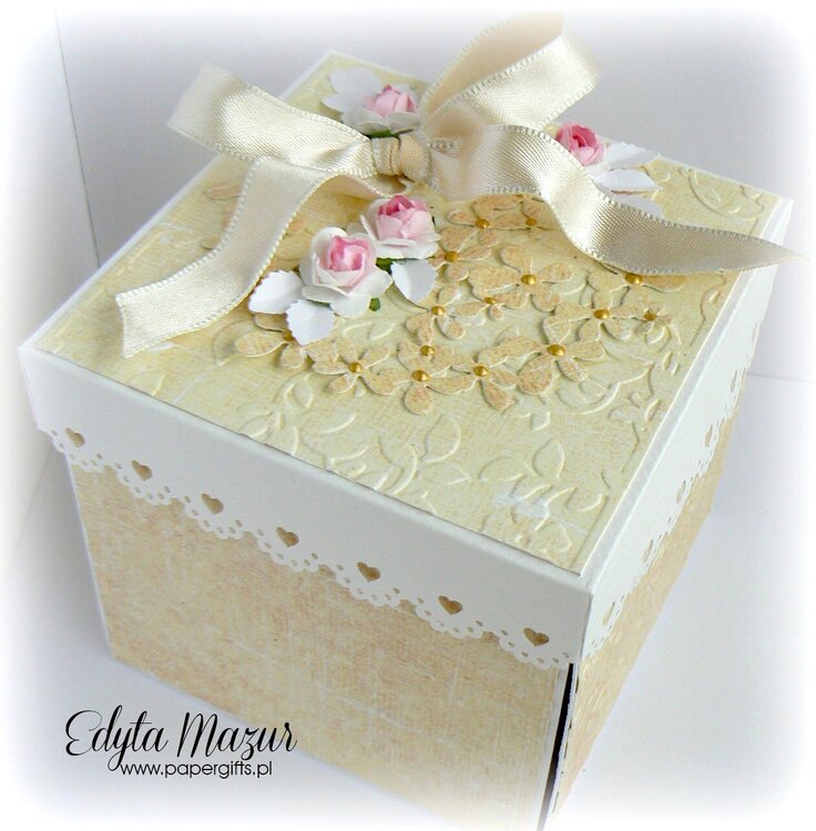 Gold-yellow box wedding