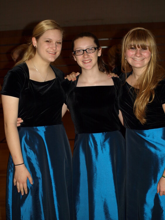 Three Muska...Choir Girls!