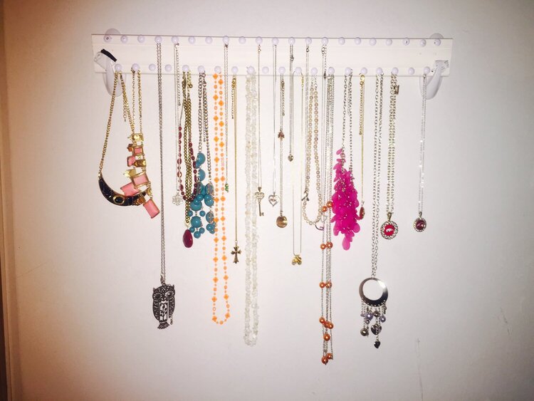 Necklace hanger