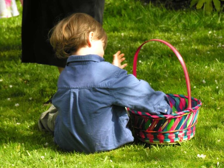 Max checking his booty; Easter 2006