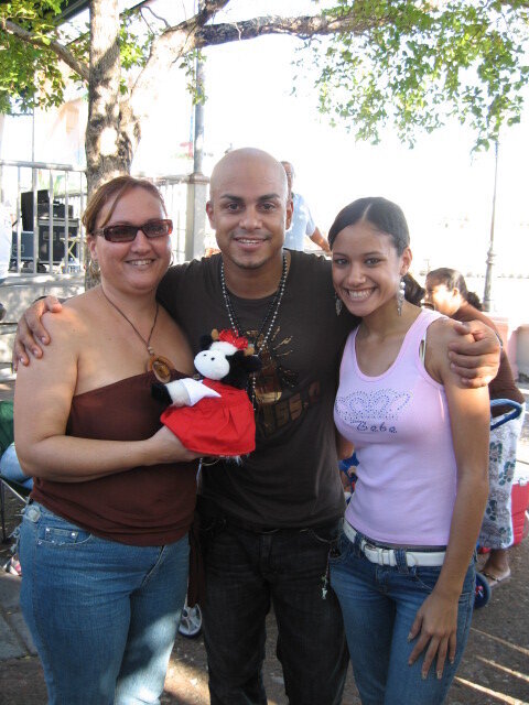 Muuumi, Ine y Kiara con un cantante Salsero que se llama Michael Stuart.