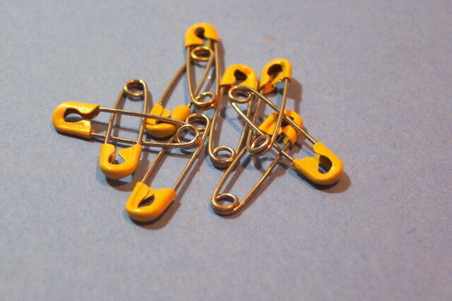 set of 01 yellow safety pins