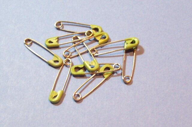 Set of 10 green safety pins
