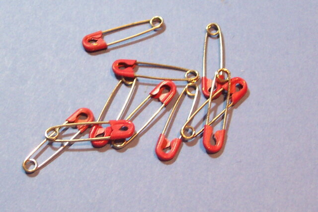Set of 10 red safety pins