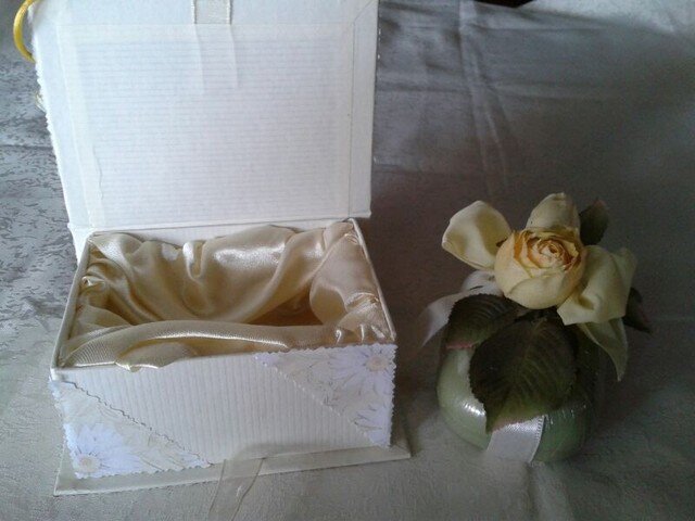 scatola con sapone decorato
