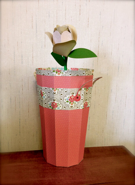 Vase and rose