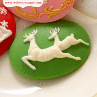 Websters Pages - A Christmas Story Collection - Perfect Bulks - Resin Embellishment Pieces - Deer Cameos - Green